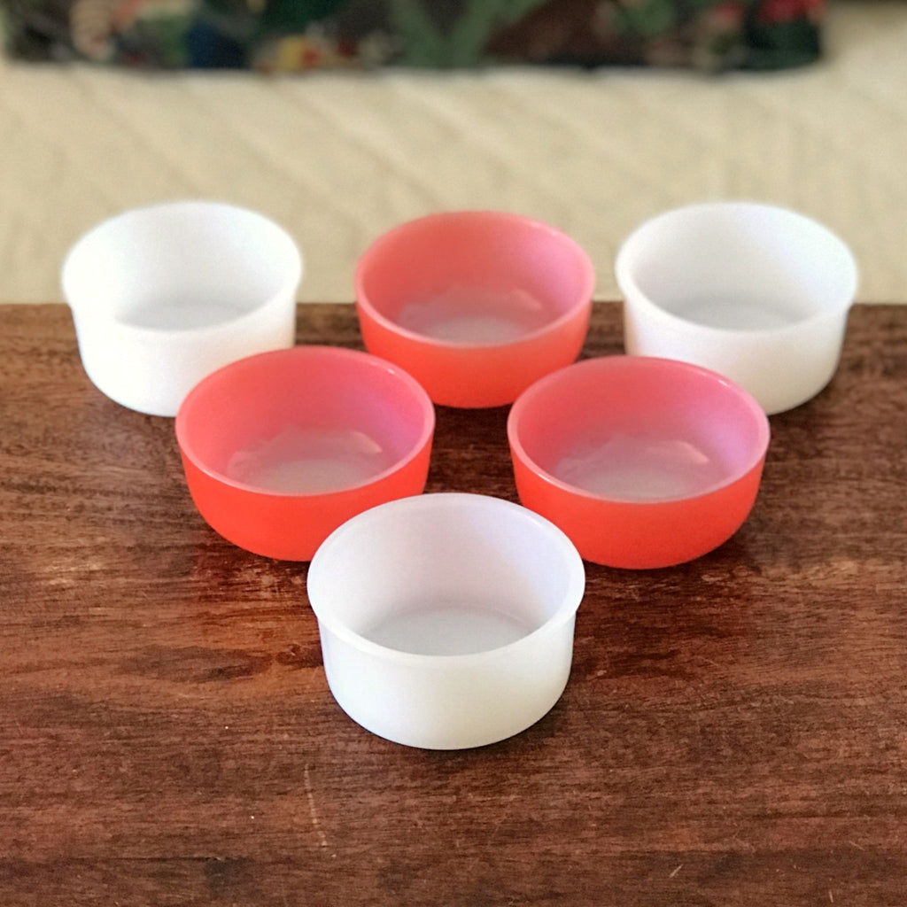 Lot de 6 ramequins publicitaires en verre opalin rouge et blanc vintage par Hello Broc brocante en ligne