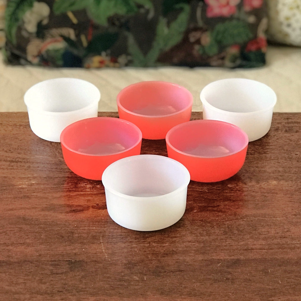 Lot de 6 ramequins publicitaires en verre opalin rouge et blanc vintage par Hello Broc brocante en ligne