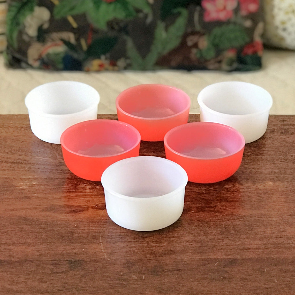 Lot de 6 ramequins publicitaires en verre opalin rouge et blanc vintage par Hello Broc brocante en ligne