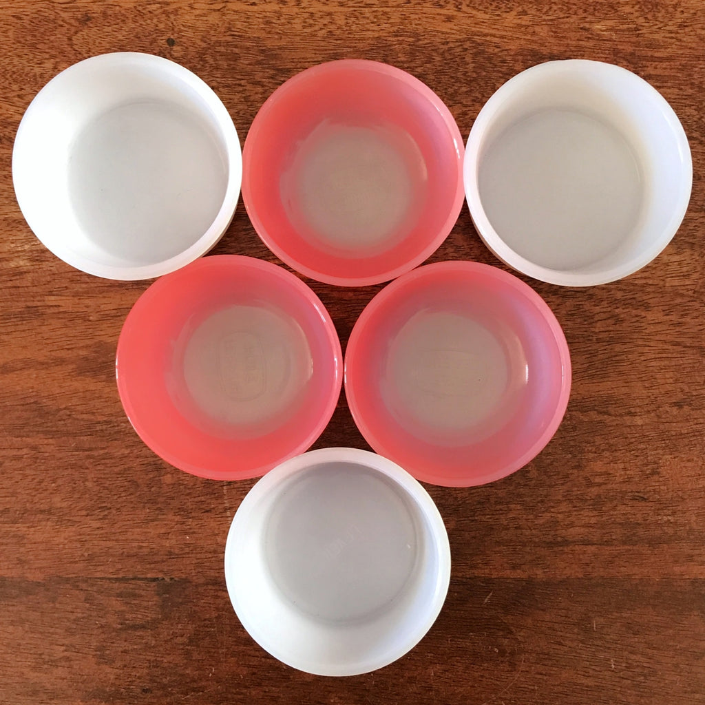 Lot de 6 ramequins publicitaires en verre opalin rouge et blanc vintage par Hello Broc brocante en ligne