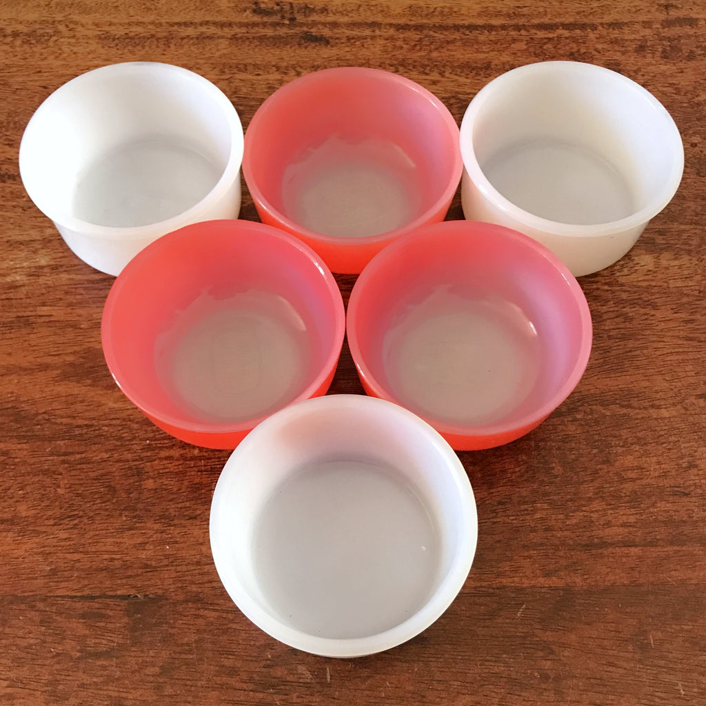 Lot de 6 ramequins publicitaires en verre opalin rouge et blanc vintage par Hello Broc brocante en ligne