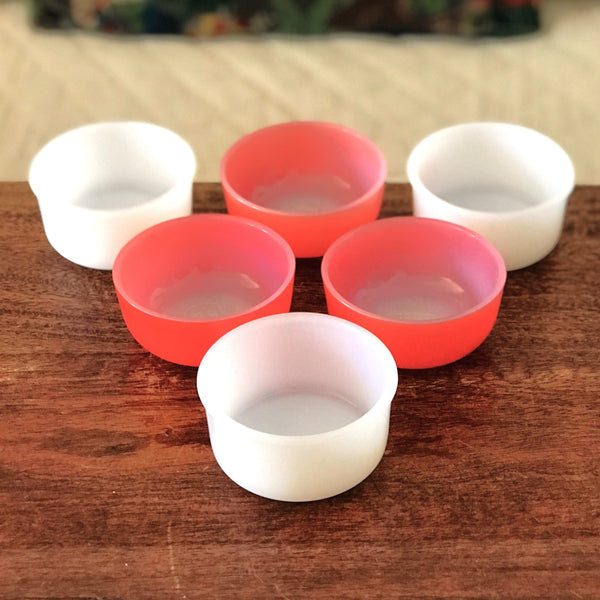 Lot de 6 ramequins publicitaires en verre opalin rouge et blanc vintage par Hello Broc brocante en ligne