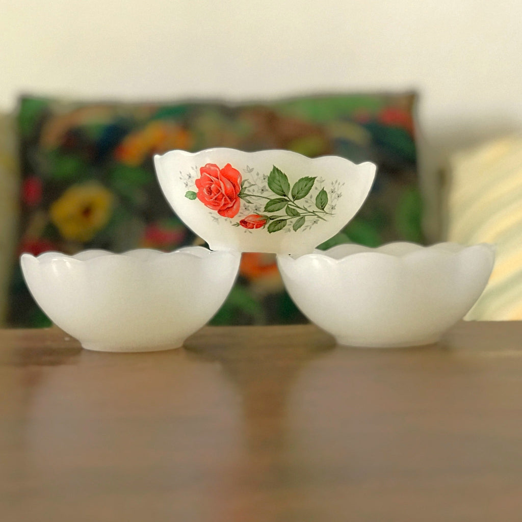 Lot de 3 ramequins coupelles vintage dépareillés en verre opalin blanc par Hello Broc brocante en ligne