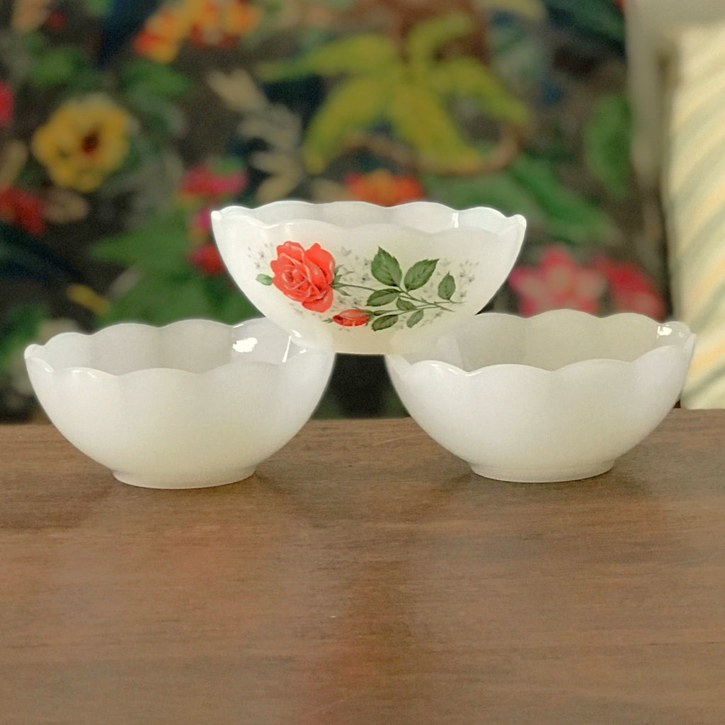 Lot de 3 ramequins coupelles vintage dépareillés en verre opalin blanc par Hello Broc brocante en ligne