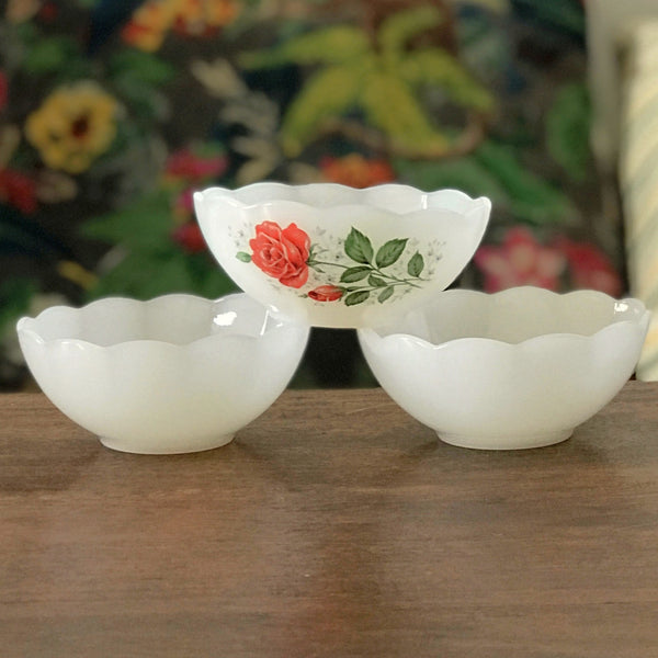 Lot de 3 ramequins coupelles vintage dépareillés en verre opalin blanc par Hello Broc brocante en ligne