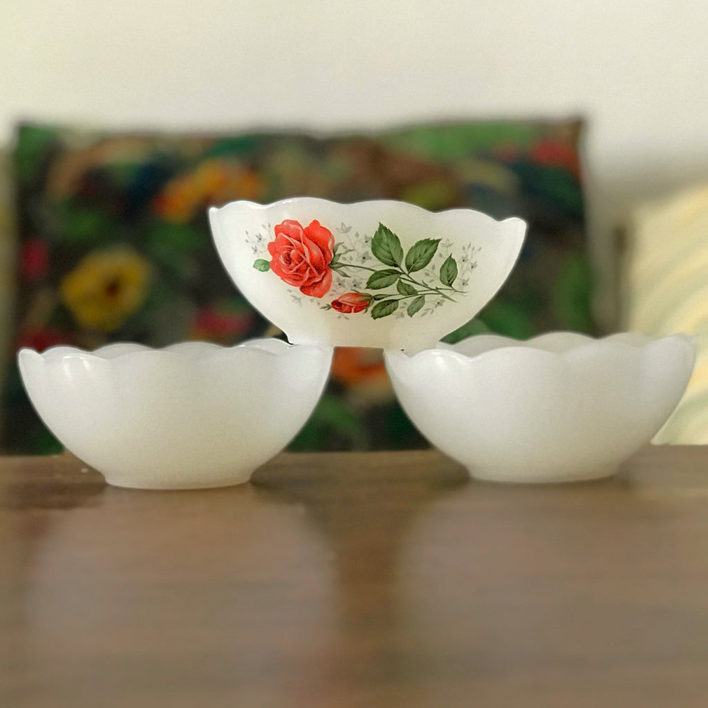 Lot de 3 ramequins coupelles vintage dépareillés en verre opalin blanc par Hello Broc brocante en ligne