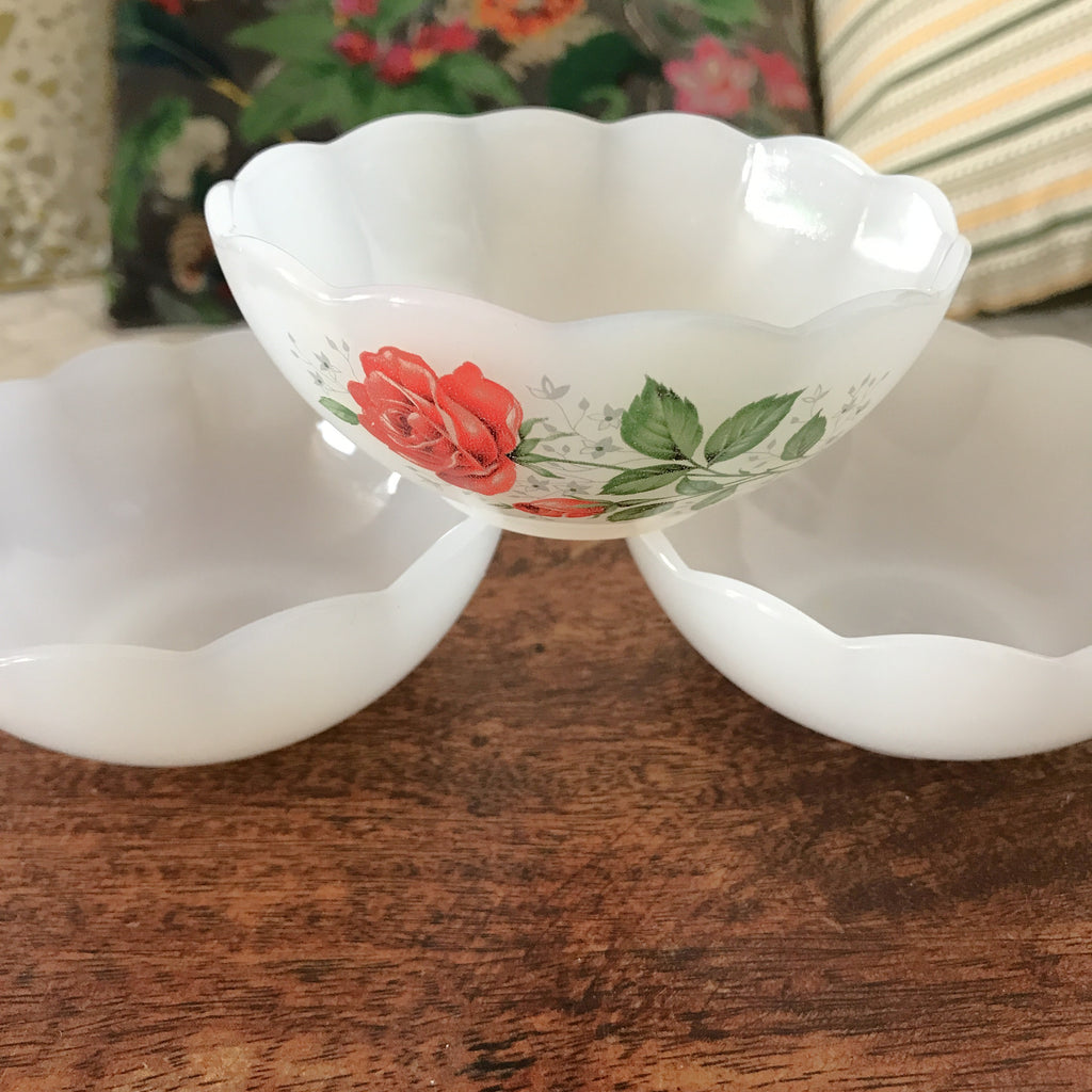 Lot de 3 ramequins coupelles vintage dépareillés en verre opalin blanc par Hello Broc brocante en ligne