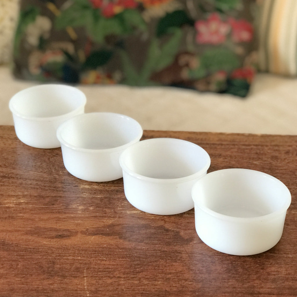Lot de 4 ramequins vintage en verre opalin blanc Arcopal France par Hello Broc brocante en ligne