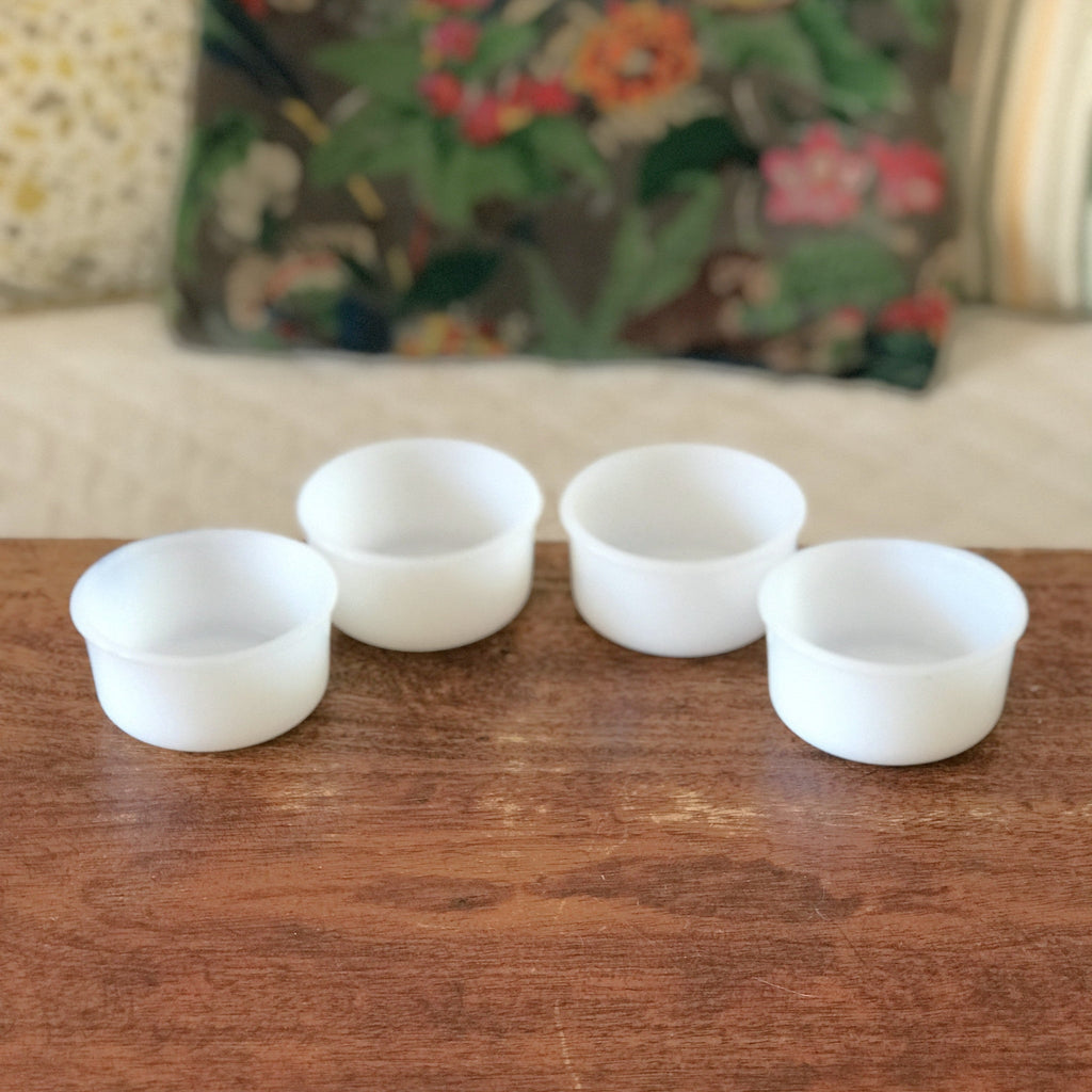 Lot de 4 ramequins vintage en verre opalin blanc Arcopal France par Hello Broc brocante en ligne