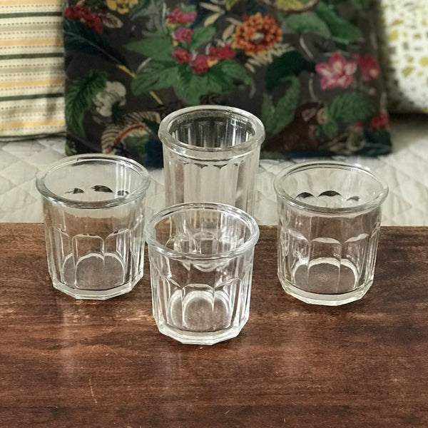 Lot de 4 pots anciens à confiture en verre soufflé et moulé par Hello Broc brocante en ligne