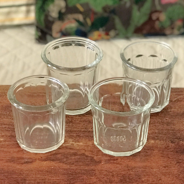 Lot de 4 pots anciens à confiture en verre soufflé et moulé - lot B - par Hello Broc brocante en ligne