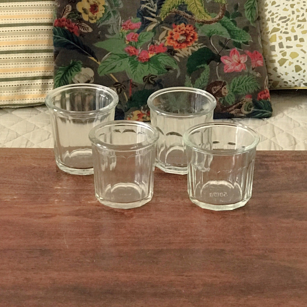 Lot de 4 pots anciens à confiture en verre soufflé et moulé - lot B - par Hello Broc brocante en ligne