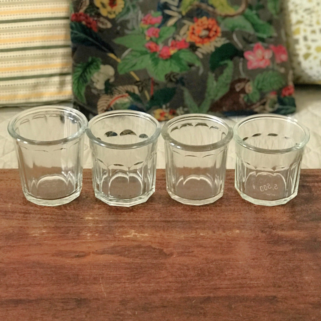 Lot de 4 pots anciens à confiture en verre soufflé et moulé - lot B - par Hello Broc brocante en ligne
