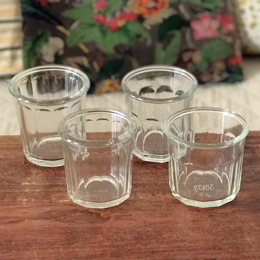 Lot de 4 pots anciens à confiture en verre soufflé et moulé - lot B - par Hello Broc brocante en ligne