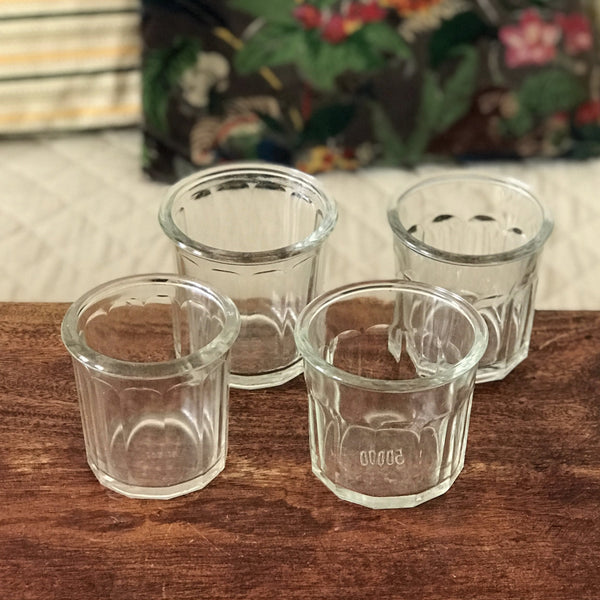 Lot de 4 pots anciens à confiture en verre soufflé et moulé par Hello Broc brocante en ligne