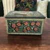 Boîte en fer rectangulaire dessus Vierge à la Pomme côtés fleurs rouges par Hello Broc brocante en ligne