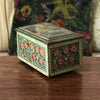 Boîte en fer rectangulaire dessus Vierge à la Pomme côtés fleurs rouges par Hello Broc brocante en ligne