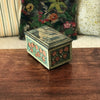 Boîte en fer rectangulaire dessus Vierge à la Pomme côtés fleurs rouges par Hello Broc brocante en ligne