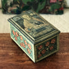 Boîte en fer métal ancienne rectangulaire dessus Vierge à la Pomme côtés fleurs rouges Circa 1930 par Hello Broc brocante en ligne