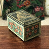 Ancienne boîte en fer métal rectangulaire dessus Vierge à la Pomme côtés fleurs rouges par Hello Broc brocante en ligne