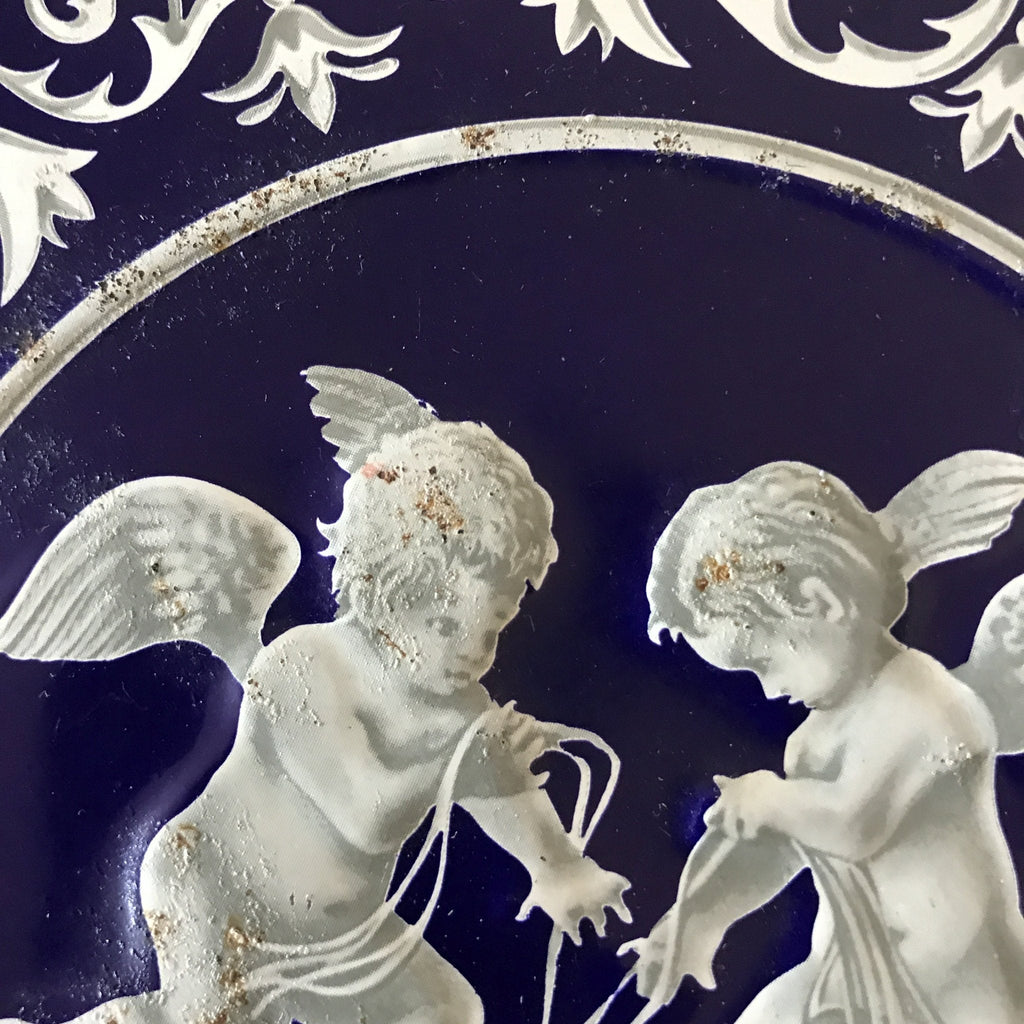 Boîte ronde en métal bleu embossé décoré d'anges blancs