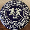 Boîte ronde en métal bleu embossé décoré d'anges blancs