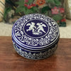Boîte ronde en métal bleu embossé décoré d'anges blancs par Hello Broc brocante en ligne