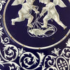 Boîte ronde en métal bleu embossé décoré d'anges blancs