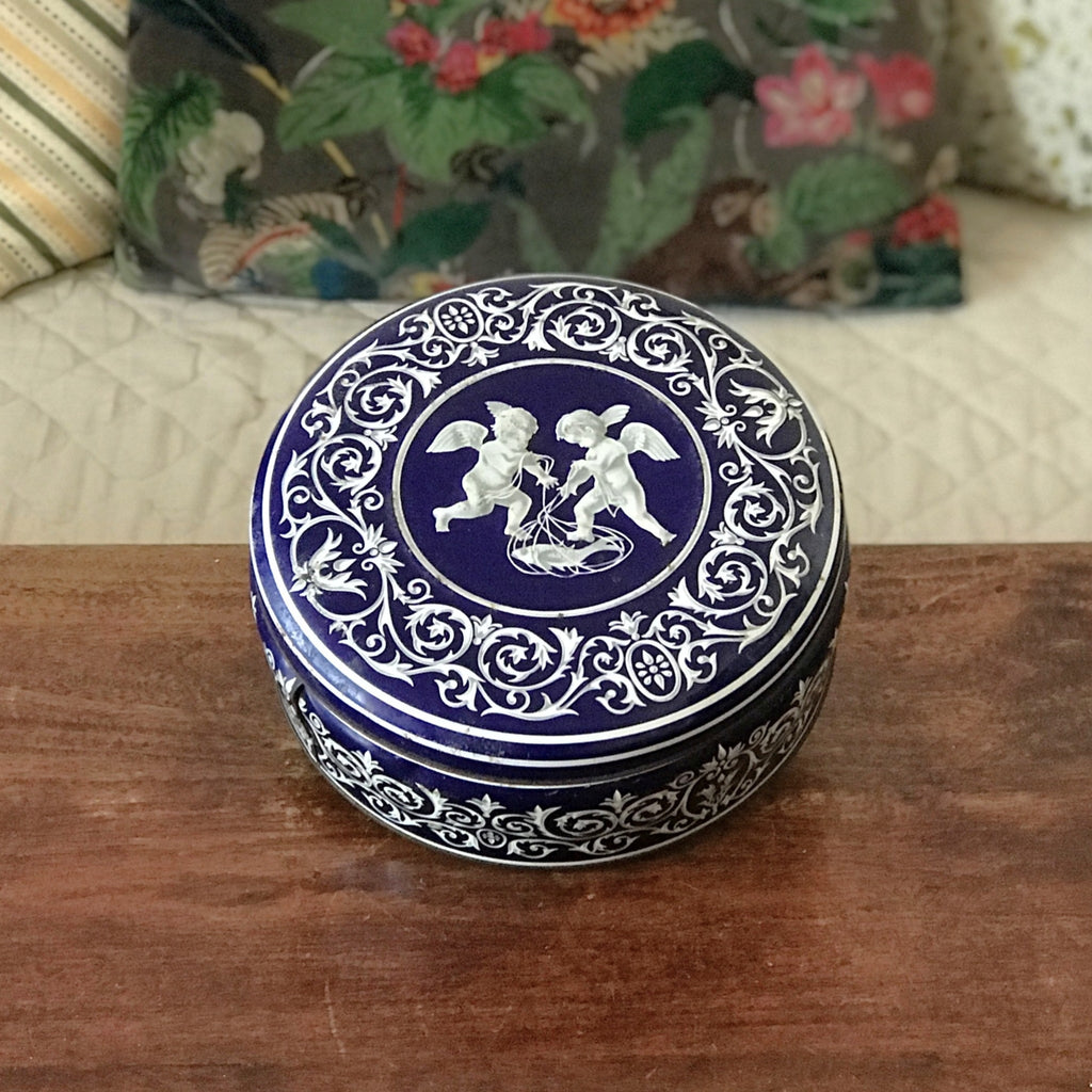 Boîte ronde en métal bleu embossé décoré d'anges blancs par Hello Broc brocante en ligne