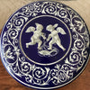 Boîte ronde en métal bleu embossé décoré d'anges blancs par Hello Broc brocante en ligne