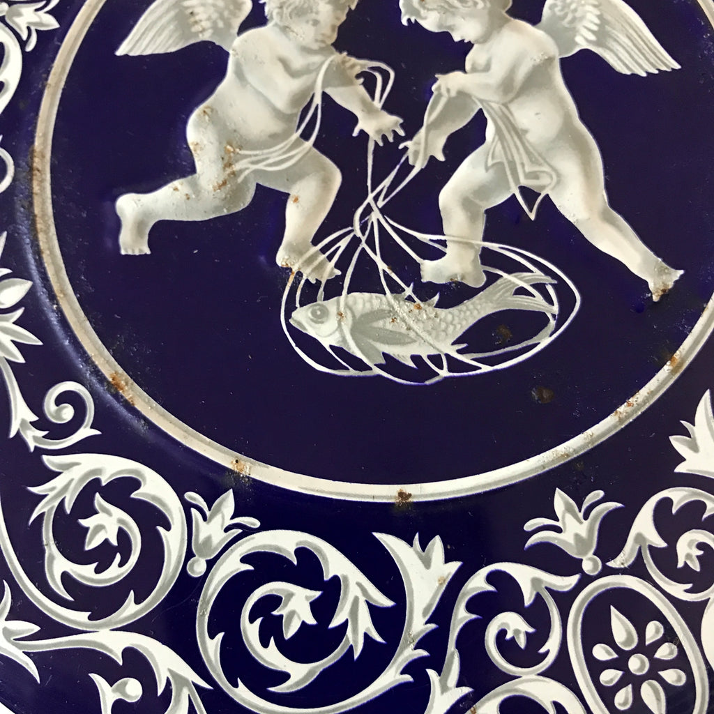 Boîte ronde en métal bleu embossé décoré d'anges blancs par Hello Broc brocante en ligne