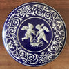 Boîte ronde en métal bleu embossé décoré d'anges blancs par Hello Broc brocante en ligne