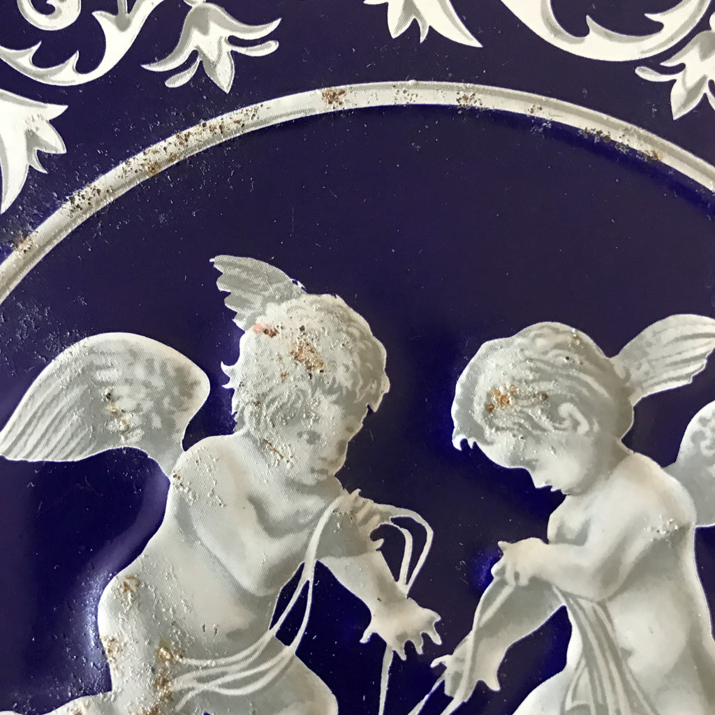 Boîte ronde en métal bleu embossé décoré d'anges blancs par Hello Broc brocante en ligne
