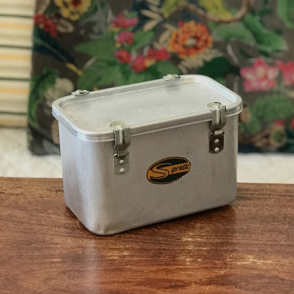 Boîte métallique décorative vintage rectangulaire Sipratic par Hello Broc brocante en ligne