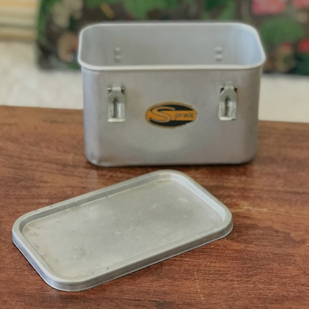 Boîte métallique décorative vintage rectangulaire Sipratic par Hello Broc brocante en ligne