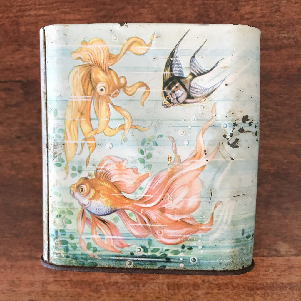 Boîte carrée ancienne en fer décor poissons multicolores sur fond bleu vert pastel 12 x 12 x 14 cm par Hello Broc brocante en ligne