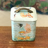 Boîte carrée ancienne en fer décor poissons multicolores sur fond bleu vert pastel 12 x 12 x 14 cm par Hello Broc brocante en ligne