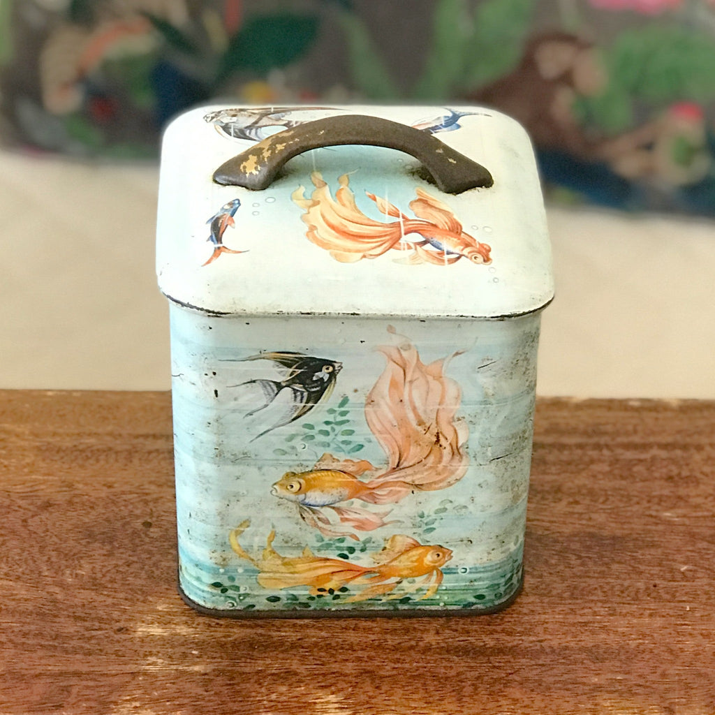 Boîte carrée ancienne en fer décor poissons multicolores sur fond bleu vert pastel 12 x 12 x 14 cm par Hello Broc brocante en ligne