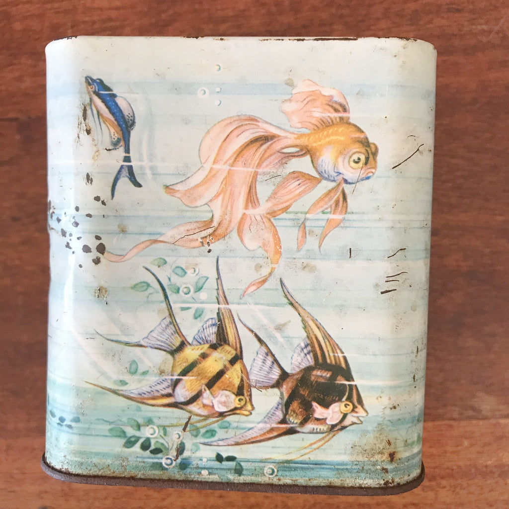 Boîte carrée ancienne en fer décor poissons multicolores sur fond bleu vert pastel 12 x 12 x 14 cm par Hello Broc brocante en ligne