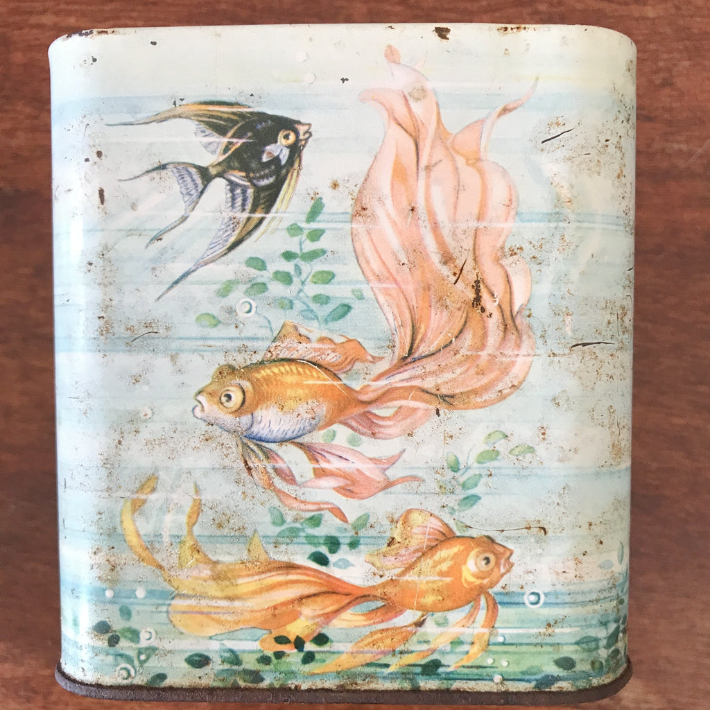 Boîte carrée ancienne en fer décor poissons multicolores sur fond bleu vert pastel 12 x 12 x 14 cm par Hello Broc brocante en ligne