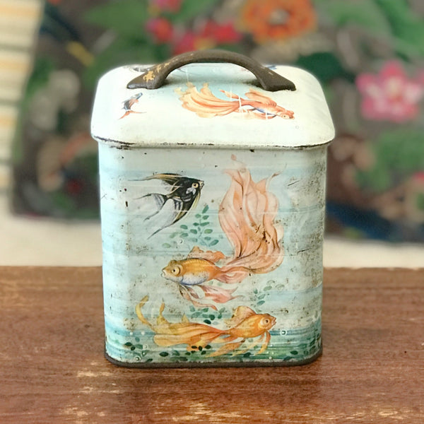 Boîte carrée ancienne en fer décor poissons multicolores sur fond bleu vert pastel 12 x 12 x 14 cm par Hello Broc brocante en ligne