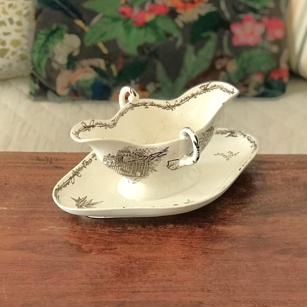 Saucière ancienne en faïence de Choisy le Roi HB & Cie par Hello Broc brocante en ligne fin 19ème début 20ème siècle