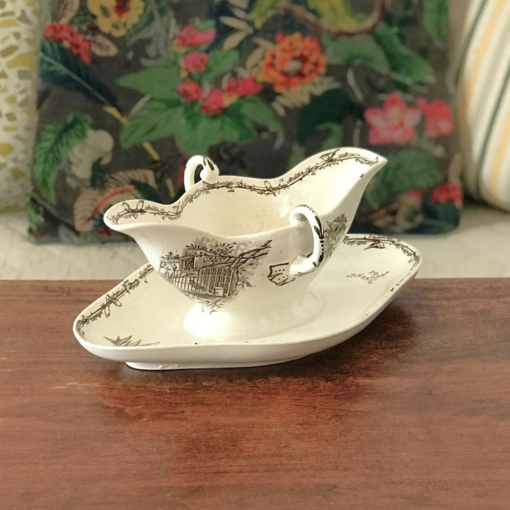 Saucière ancienne en faïence de Choisy le Roi HB & Cie par Hello Broc brocante en ligne fin 19ème début 20ème siècle