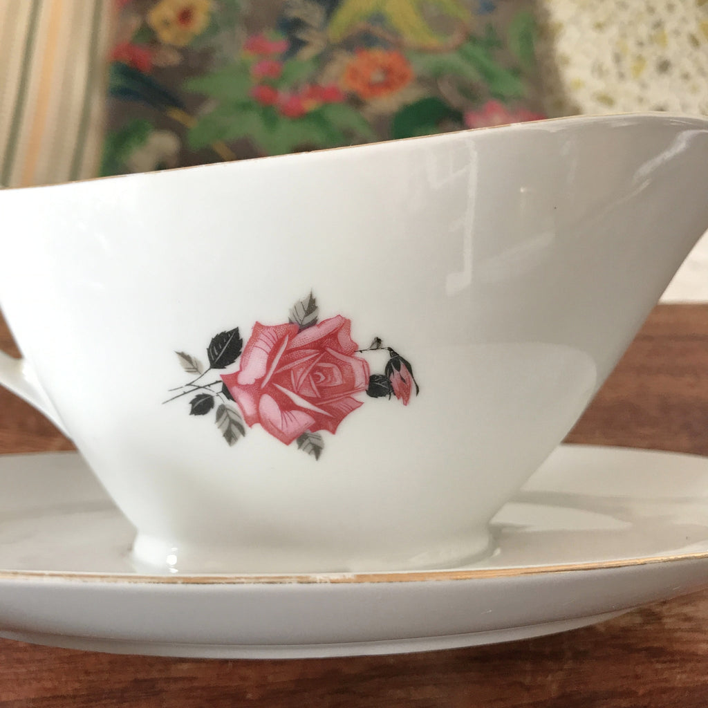 Saucière vintage Véritable Porcelaine décor rose rose avec son feuillage par Hello Broc brocante en ligne