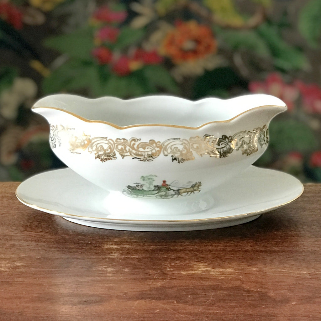 Saucière en porcelaine du Berry décor frises dorées et illustration calèche par Hello Broc brocante en ligne