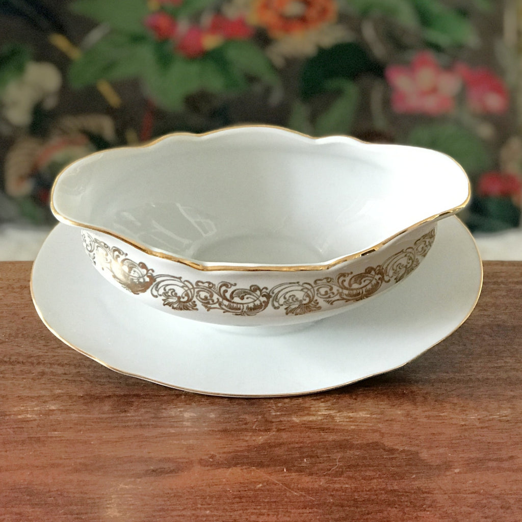 Saucière en porcelaine du Berry décor frises dorées et illustration calèche par Hello Broc brocante en ligne