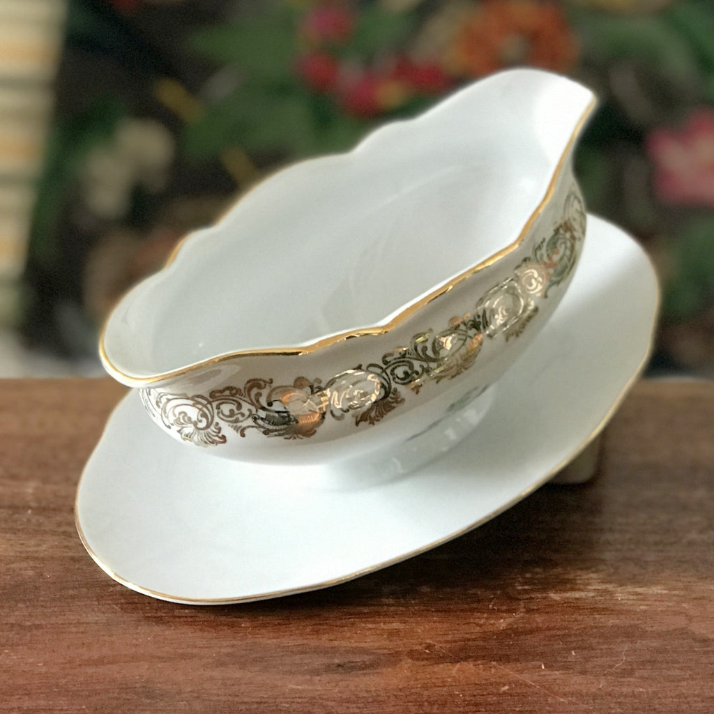 Saucière en porcelaine du Berry décor frises dorées et illustration calèche par Hello Broc brocante en ligne