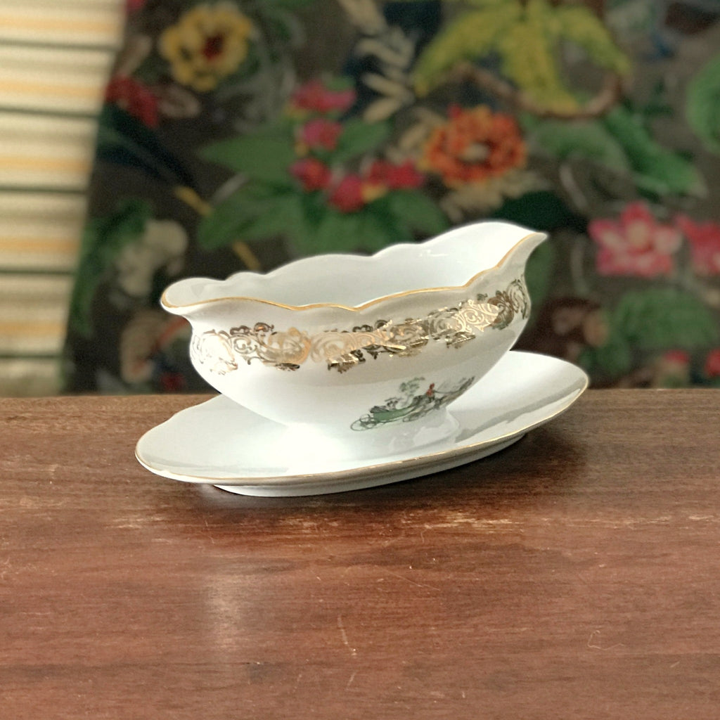 Saucière en porcelaine du Berry décor frises dorées et illustration calèche par Hello Broc brocante en ligne