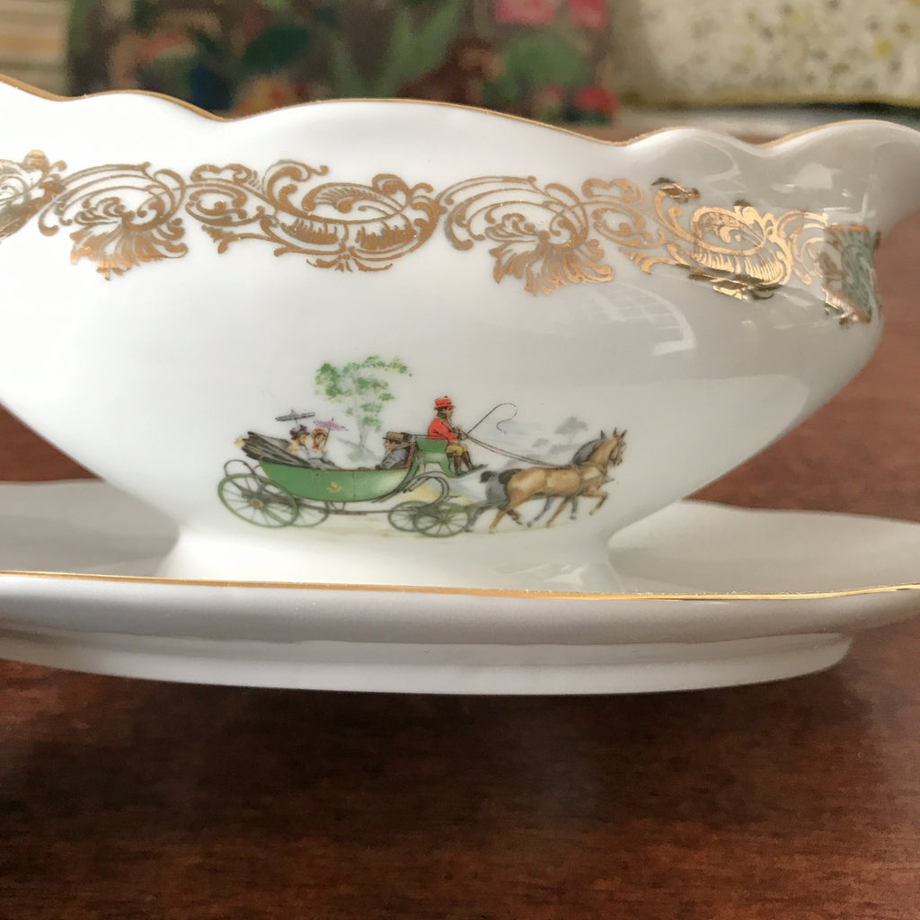 Saucière en porcelaine du Berry décor frises dorées et illustration calèche par Hello Broc brocante en ligne