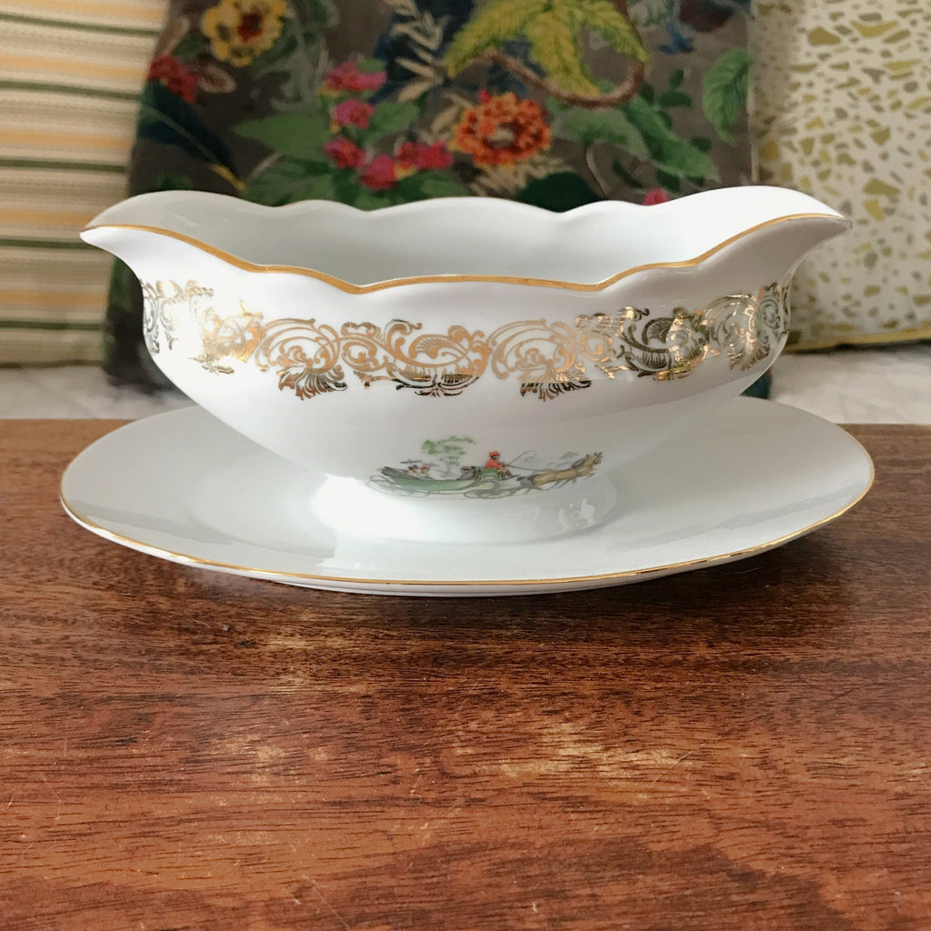 Saucière en porcelaine du Berry décor frises dorées et illustration calèche par Hello Broc brocante en ligne